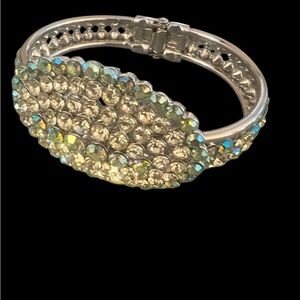 GORGEOUS GREEN AND CRYSTAL SILVER HINGED BRACELET